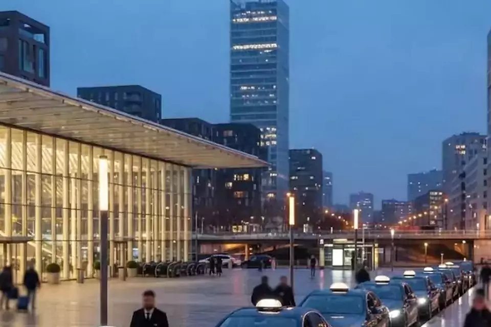 Taxi Lille Agny : file de taxis noirs à la sortie d’une gare le soir
