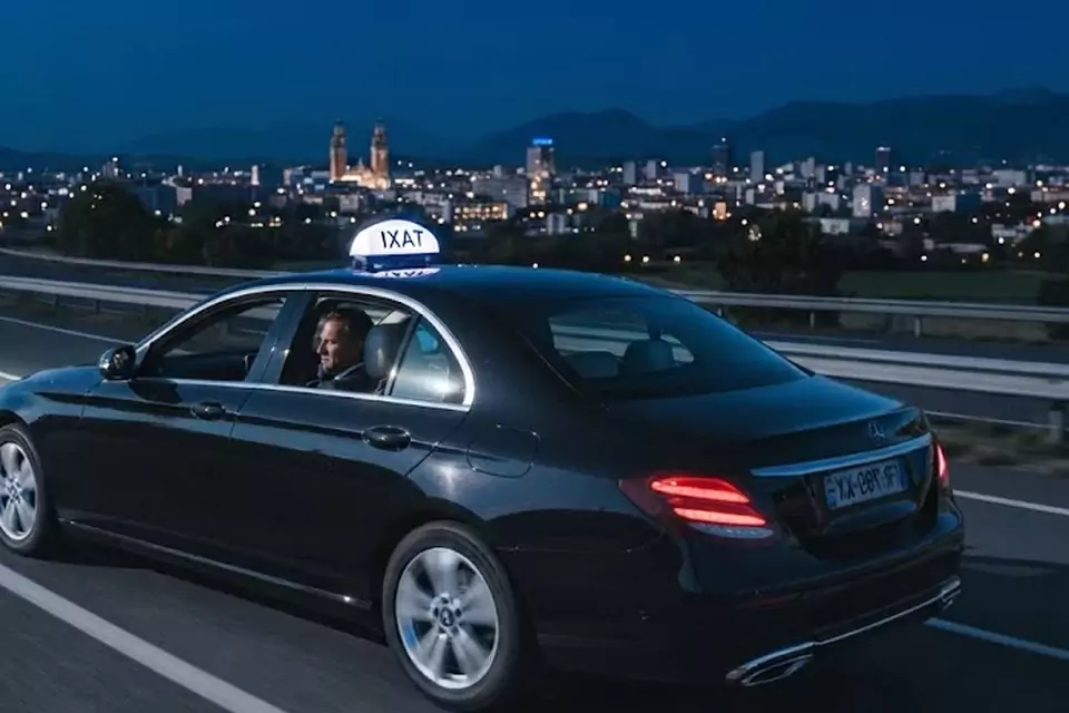 Taxi Lille Aire-sur-la-Lys : berline noire de taxi roulant de nuit sur l’autoroute