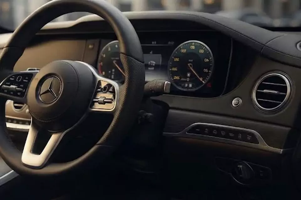Taxi Lille Anvers : intérieur confortable d’une berline noire de taxi