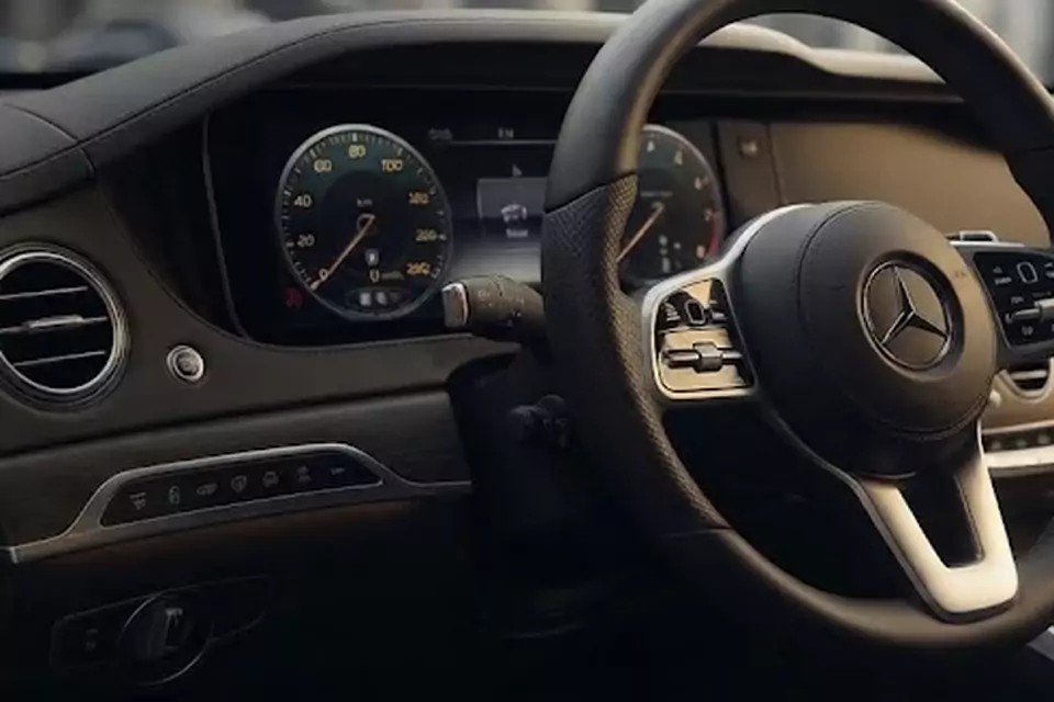 Taxi Lille Ardres : intérieur confortable d’une berline noire de taxi