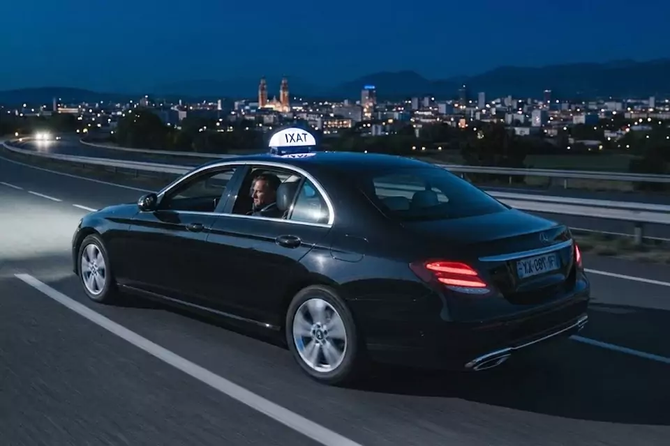 Taxi Lille Armbouts-Cappel : berline noire de taxi roulant de nuit sur l’autoroute