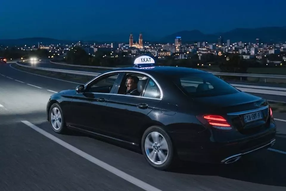 Taxi Lille Arques : berline noire de taxi roulant de nuit sur l’autoroute