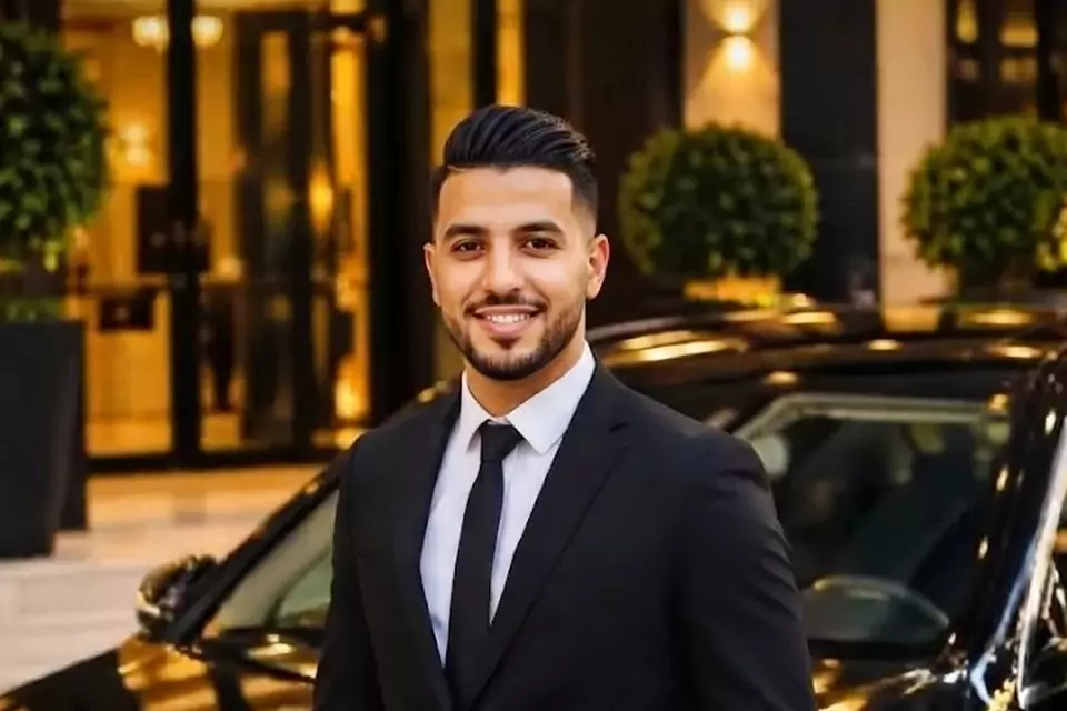 Taxi Lille Billy-Montigny : chauffeur de taxi souriant devant sa berline noire