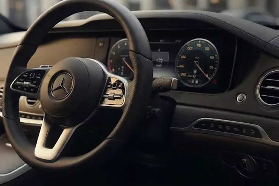 Taxi Lille Bruay-sur-l’Escaut : intérieur confortable d’une berline noire de taxi