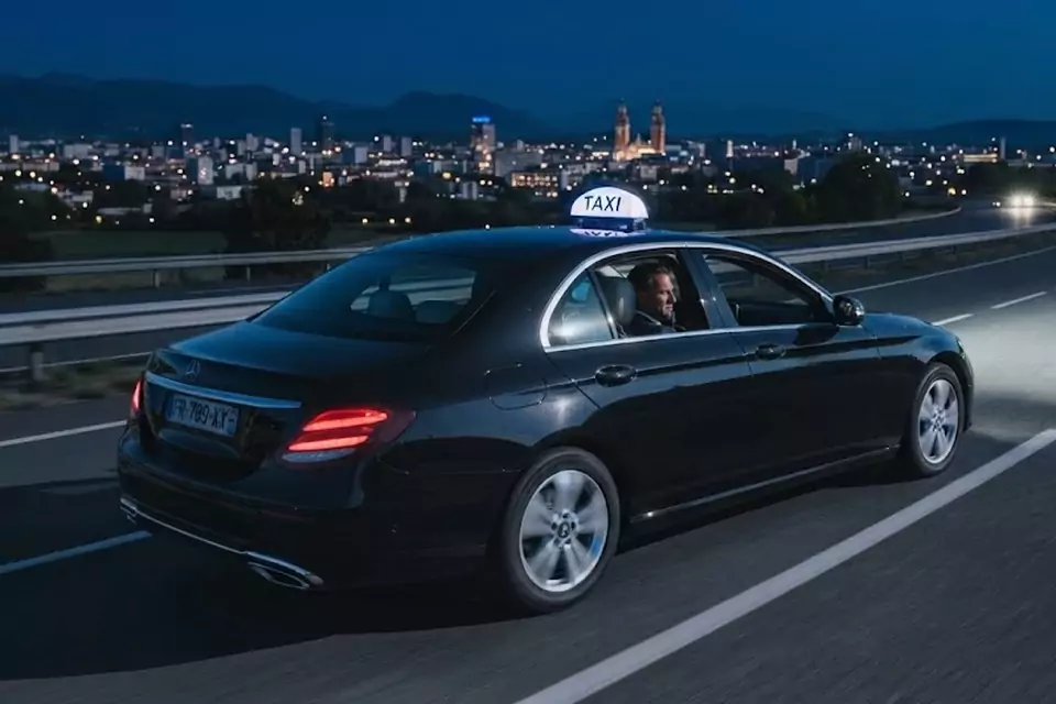 Taxi Lille Caudry : berline noire de taxi roulant de nuit sur l’autoroute