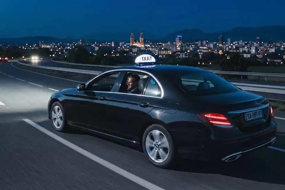 Taxi Lille Compiègne : berline noire de taxi roulant de nuit sur l’autoroute