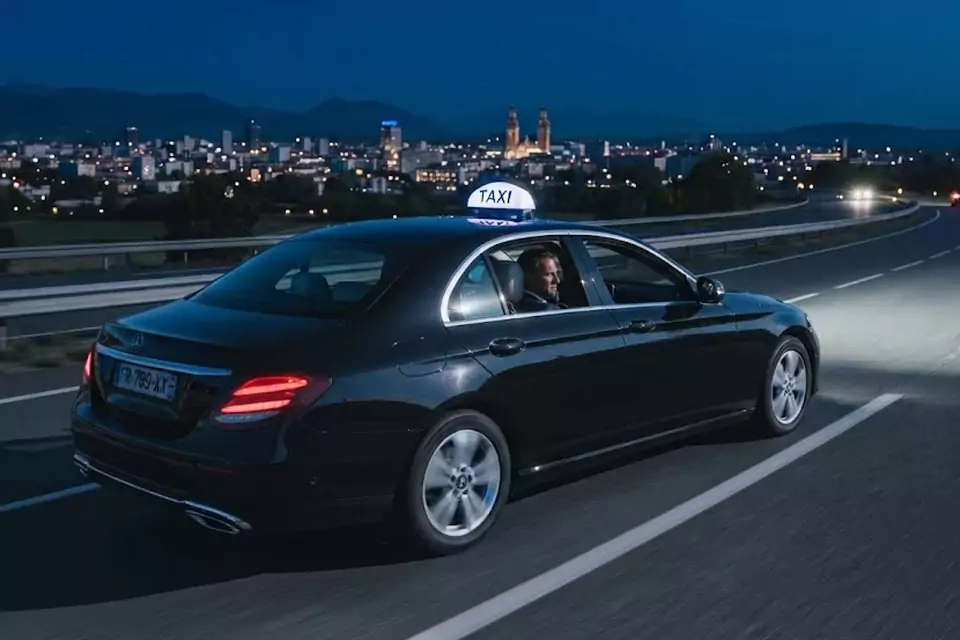 Taxi Lille Condé-sur-l’Escaut : berline noire de taxi roulant de nuit sur l’autoroute
