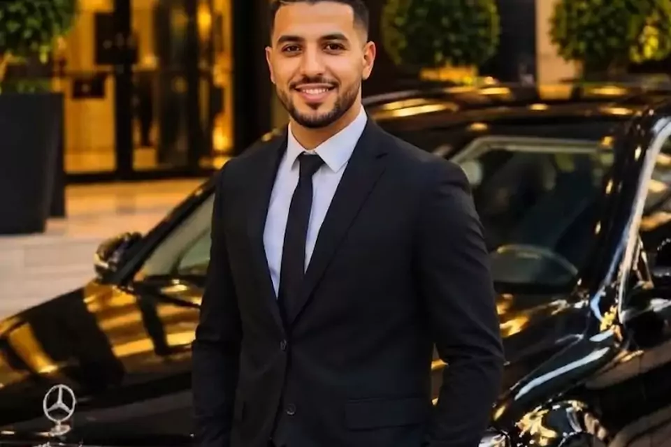 Taxi Lille Condette : chauffeur de taxi souriant devant sa berline noire