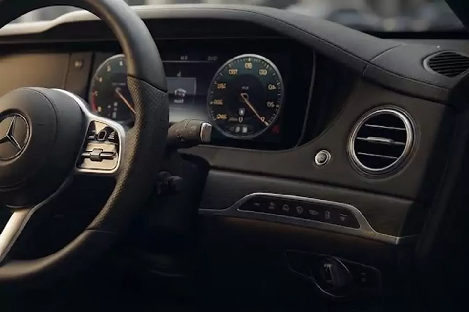 Taxi Lille Coquelles : intérieur confortable d’une berline noire de taxi