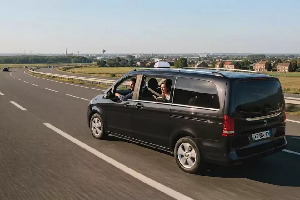 Taxi Lille Courtrai : van noir de taxi sur l’autoroute dans les Hauts-de-France