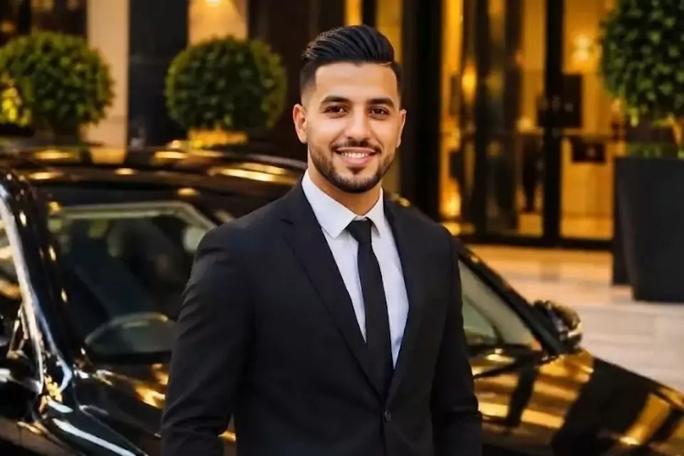 Taxi Lille Cuinchy : chauffeur de taxi souriant devant sa berline noire