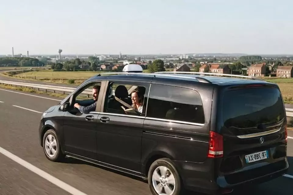 Taxi Lille Douvrin : van noir de taxi sur l’autoroute dans les Hauts-de-France