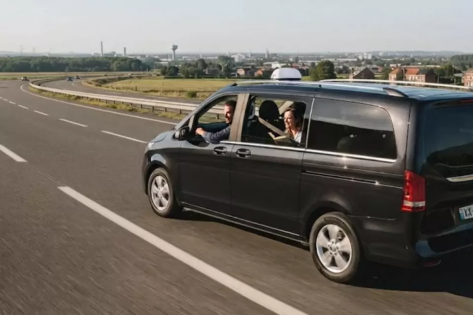 Taxi Lille Eperlecques : van noir de taxi sur l’autoroute dans les Hauts-de-France
