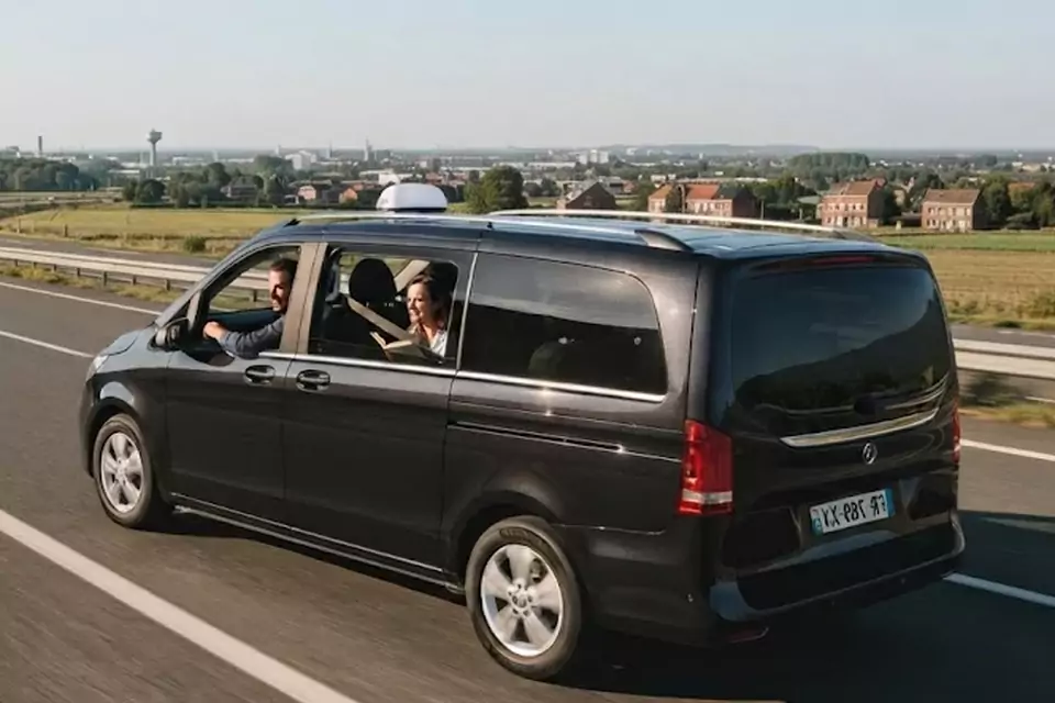 Taxi Lille Escaudain : van noir de taxi sur l’autoroute dans les Hauts-de-France