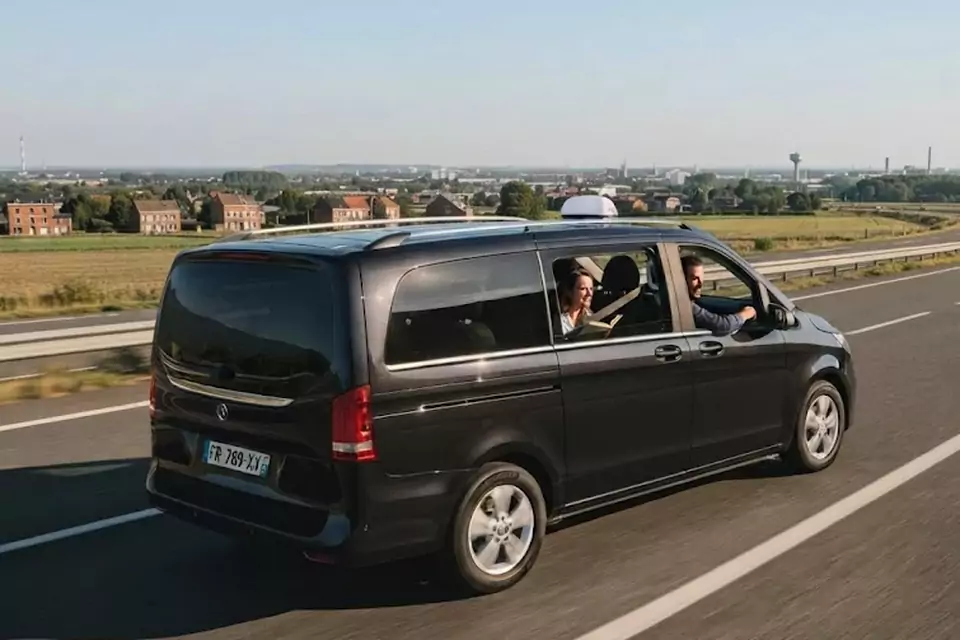 Taxi Lille Fournes-en-Weppes : van noir de taxi sur l’autoroute dans les Hauts-de-France