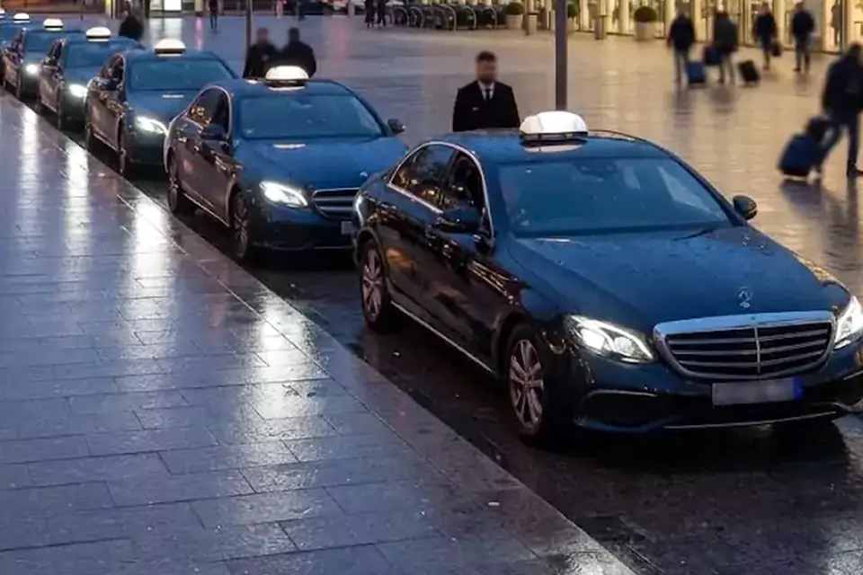 Taxi Lille Frévent : file de taxis noirs à la sortie d’une gare le soir