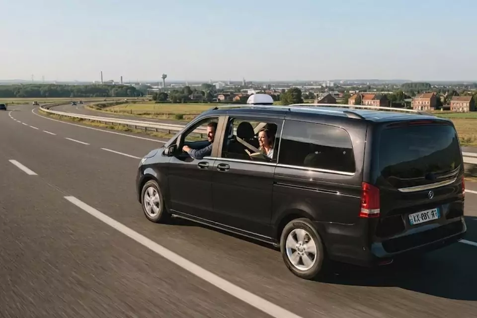 Taxi Lille Gand : van noir de taxi sur l’autoroute dans les Hauts-de-France