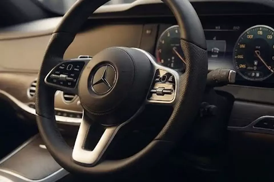 Taxi Lille Haubourdin : intérieur confortable d’une berline noire de taxi