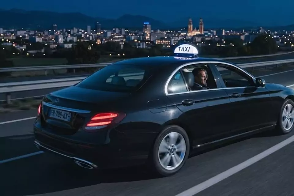 Taxi Lille Hautmont : berline noire de taxi roulant de nuit sur l’autoroute