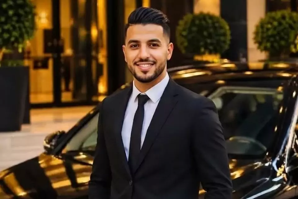 Taxi Lille Hersin-Coupigny : chauffeur de taxi souriant devant sa berline noire
