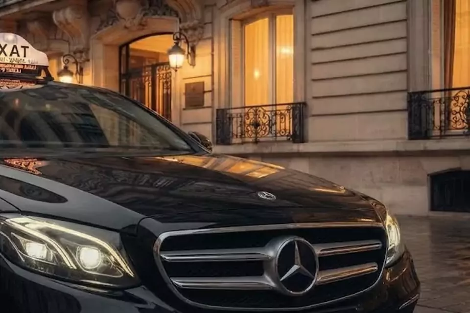 Taxi Lille Hulluch : berline noire avec enseigne taxi devant une façade éclairée