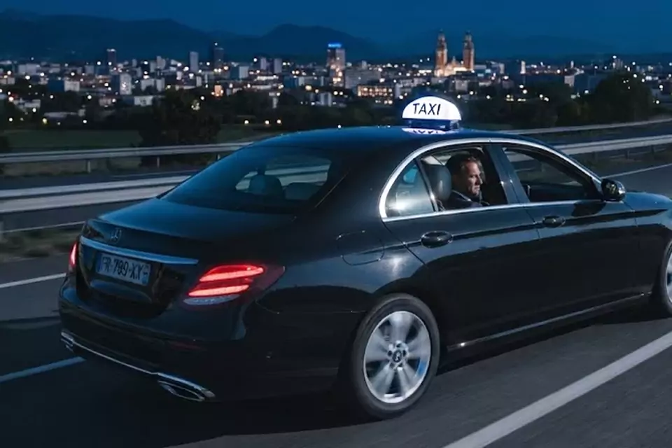 Taxi Lille La Bassée : berline noire de taxi roulant de nuit sur l’autoroute