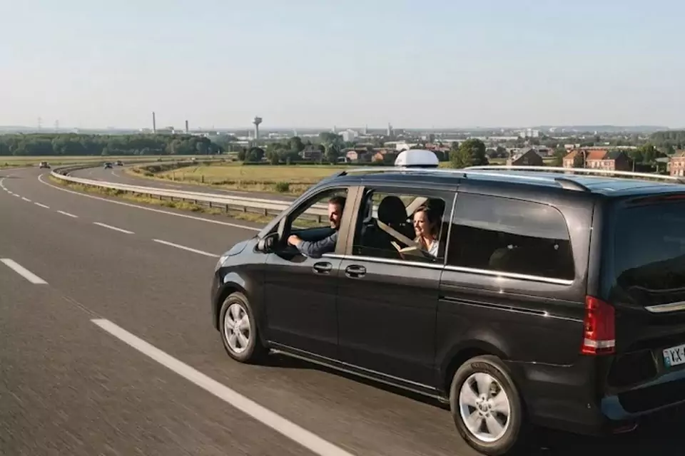 Taxi Lille Lannoy : van noir de taxi sur l’autoroute dans les Hauts-de-France