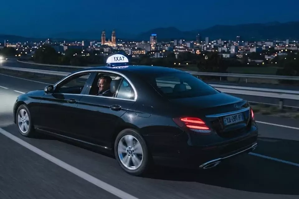 Taxi Lille Le Portel : berline noire de taxi roulant de nuit sur l’autoroute