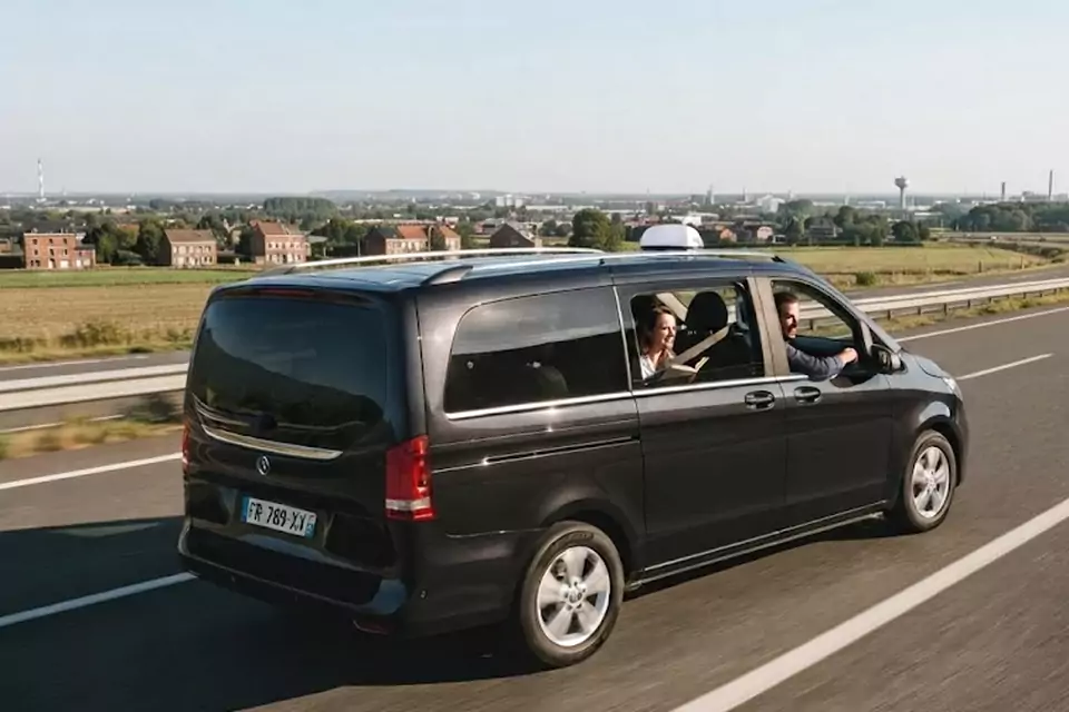 Taxi Lille Lezennes : van noir de taxi sur l’autoroute dans les Hauts-de-France
