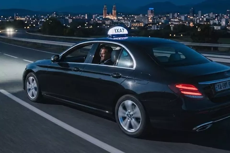 Taxi Lille Libercourt : berline noire de taxi roulant de nuit sur l’autoroute
