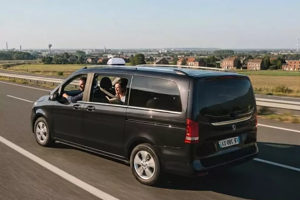 Taxi Lille Linselles : van noir de taxi sur l’autoroute dans les Hauts-de-France