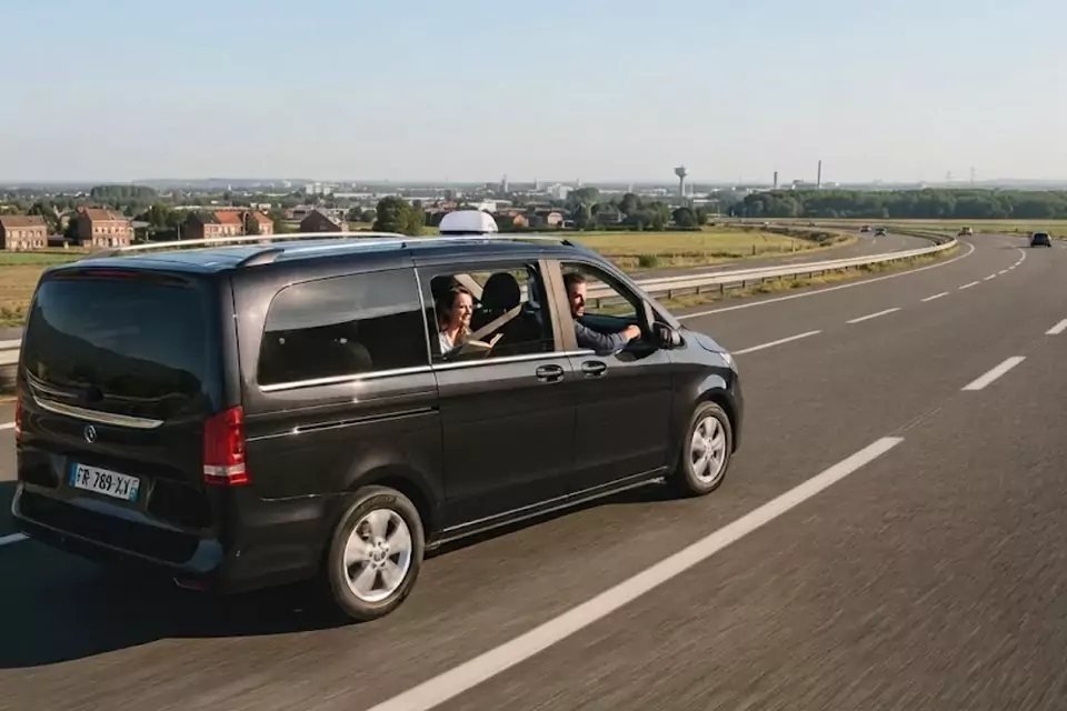 Taxi Lille Marles-les-Mines : van noir de taxi sur l’autoroute dans les Hauts-de-France