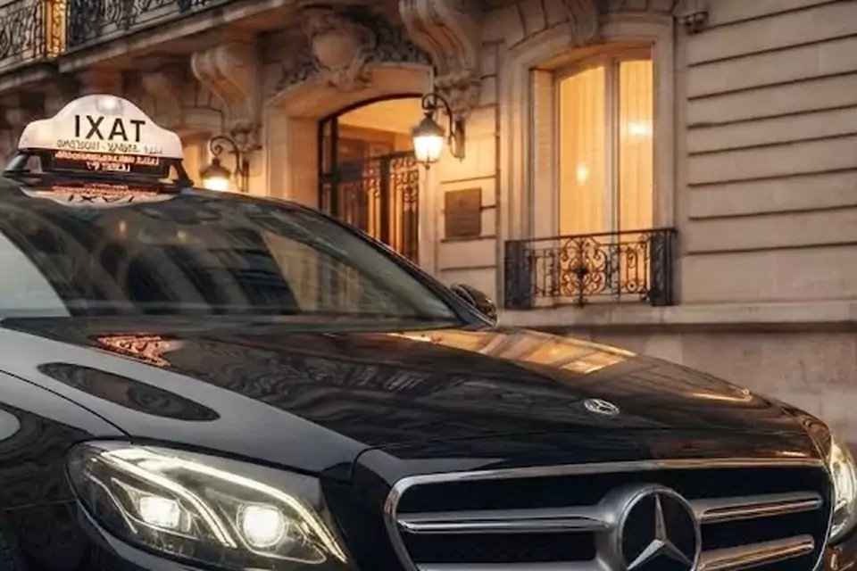 Taxi Lille Méteren : berline noire avec enseigne taxi devant une façade éclairée