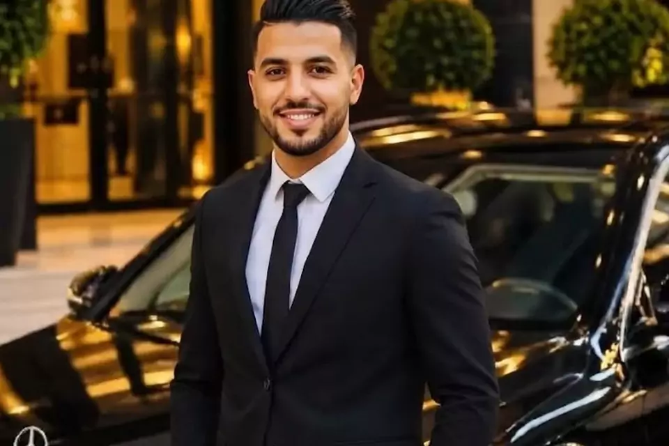Taxi Lille Morbecque : chauffeur de taxi souriant devant sa berline noire