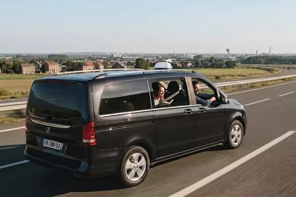 Taxi Lille Nieppe : van noir de taxi sur l’autoroute dans les Hauts-de-France