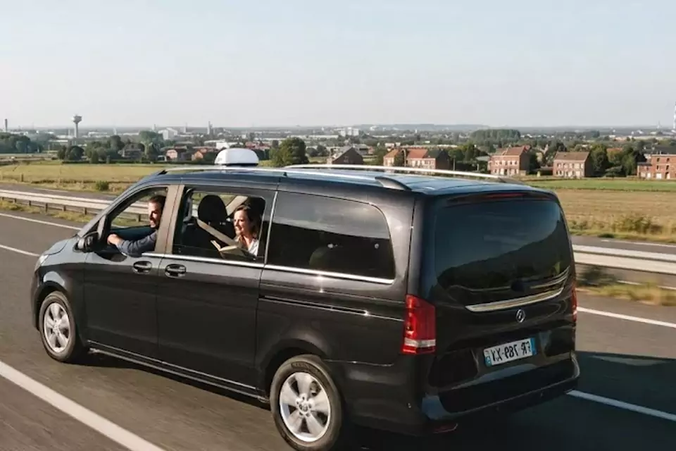 Taxi Lille Nœux-les-Mines : van noir de taxi sur l’autoroute dans les Hauts-de-France