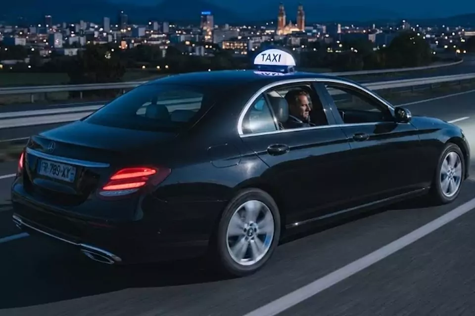 Taxi Lille Oignies : berline noire de taxi roulant de nuit sur l’autoroute