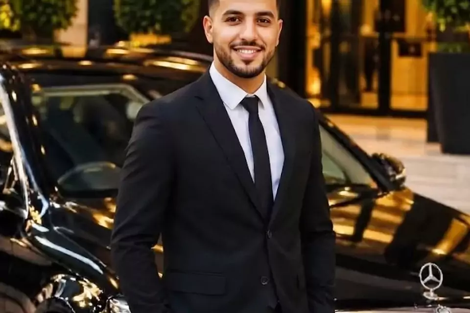 Taxi Lille Phalempin : chauffeur de taxi souriant devant sa berline noire