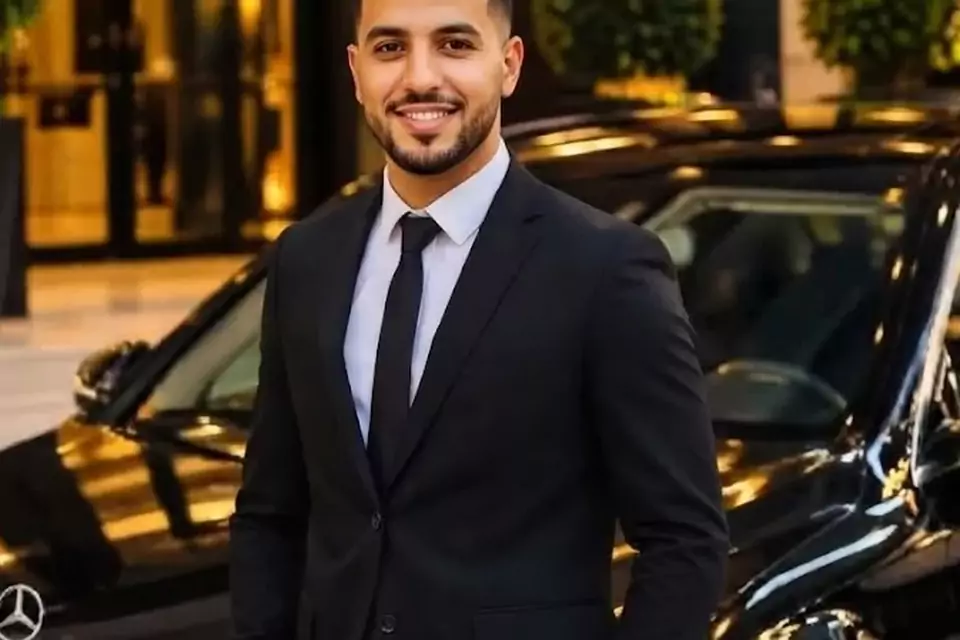 Taxi Lille Pont-à-Marcq : chauffeur de taxi souriant devant sa berline noire