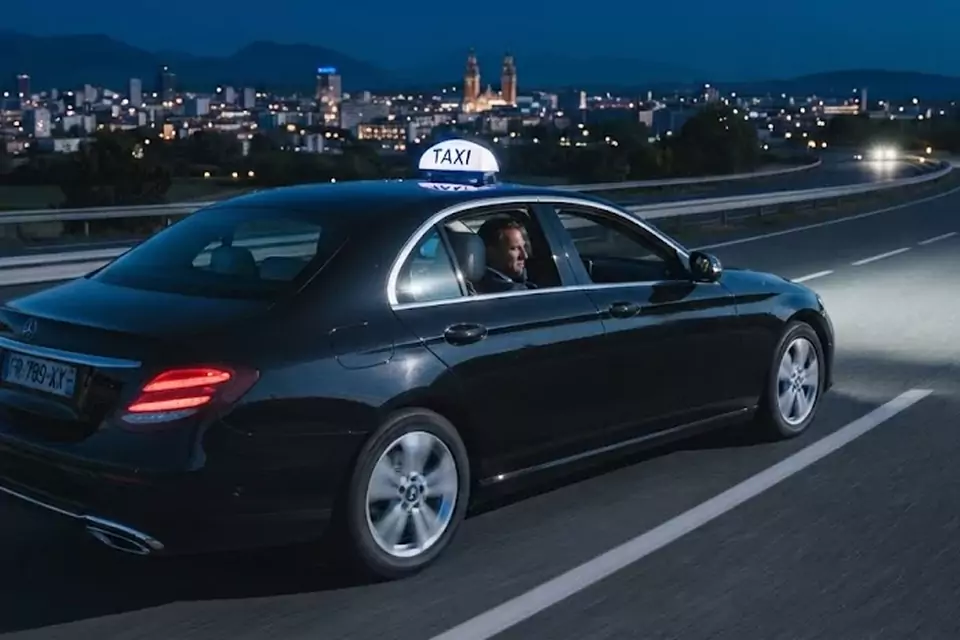 Taxi Lille Quesnoy-sur-Deûle : berline noire de taxi roulant de nuit sur l’autoroute