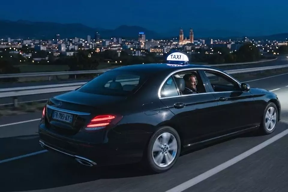 Taxi Lille Reims : berline noire de taxi roulant de nuit sur l’autoroute