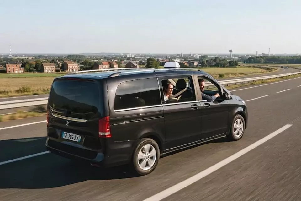 Taxi Lille Rouen : van noir de taxi sur l’autoroute dans les Hauts-de-France