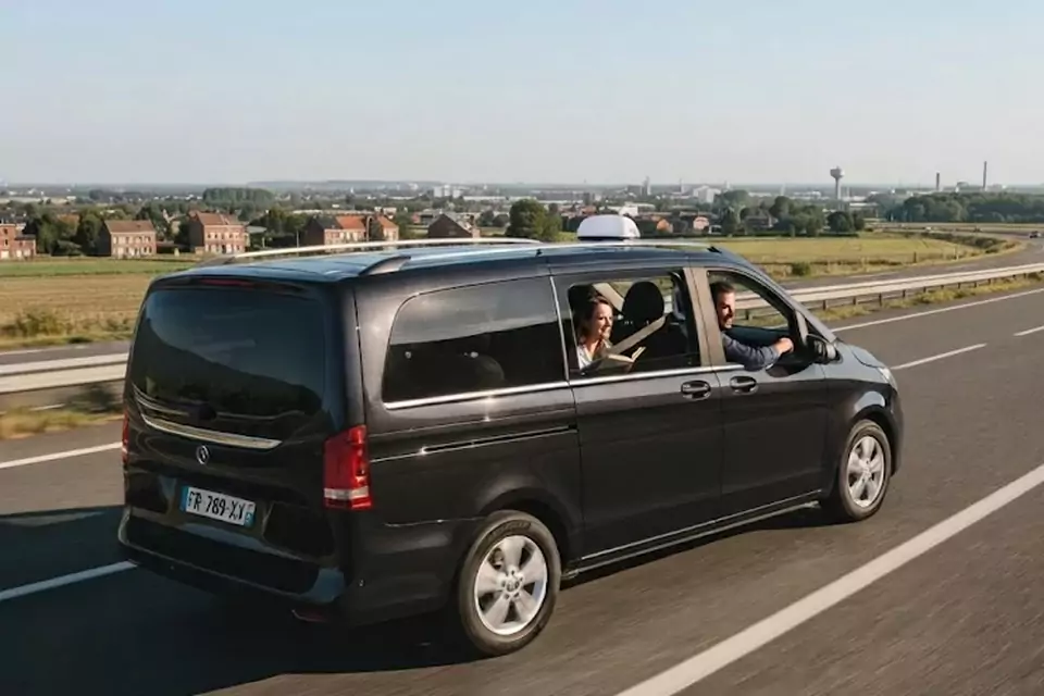 Taxi Lille Saint-André-lez-Lille : van noir de taxi sur l’autoroute dans les Hauts-de-France