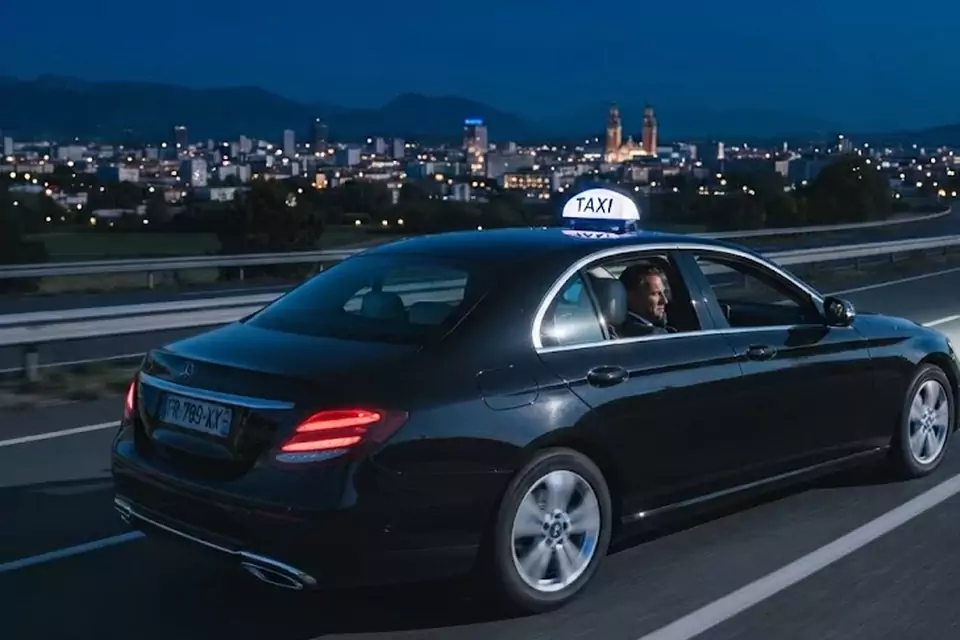 Taxi Lille Saint-Pol-sur-Mer : berline noire de taxi roulant de nuit sur l’autoroute