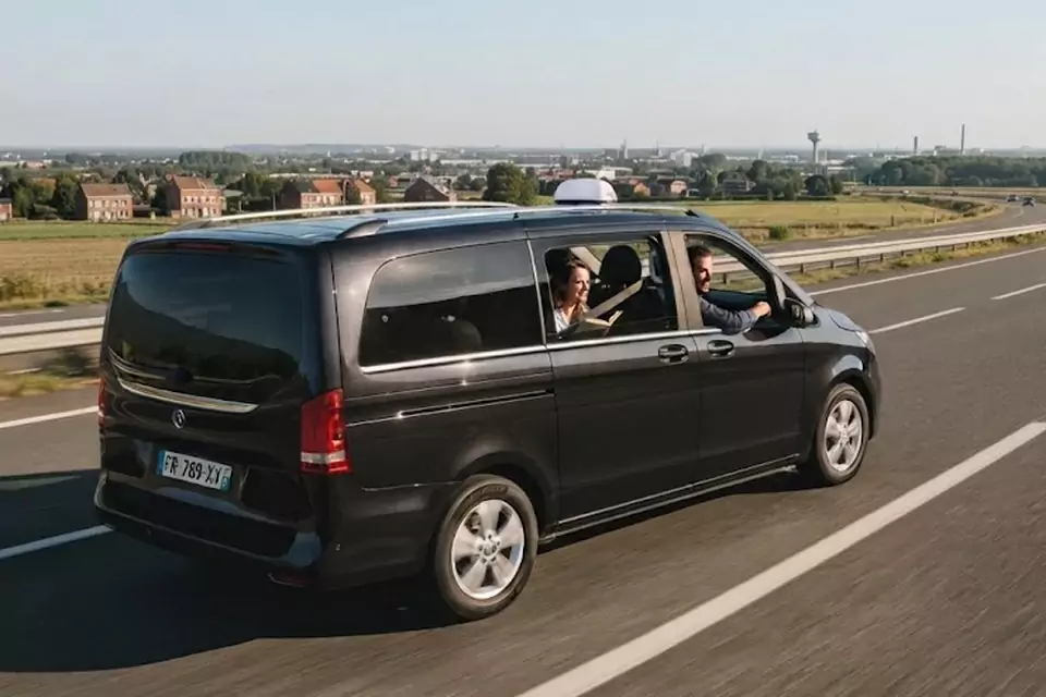Taxi Lille Saint-Quentin : van noir de taxi sur l’autoroute dans les Hauts-de-France