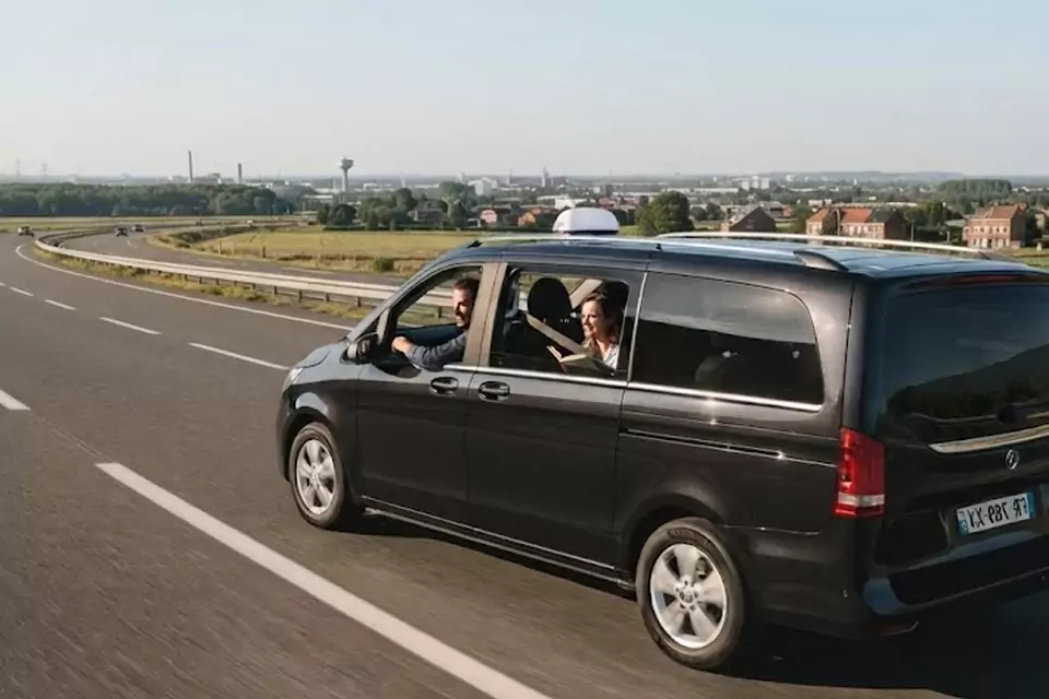 Taxi Lille Saint-Saulve : van noir de taxi sur l’autoroute dans les Hauts-de-France