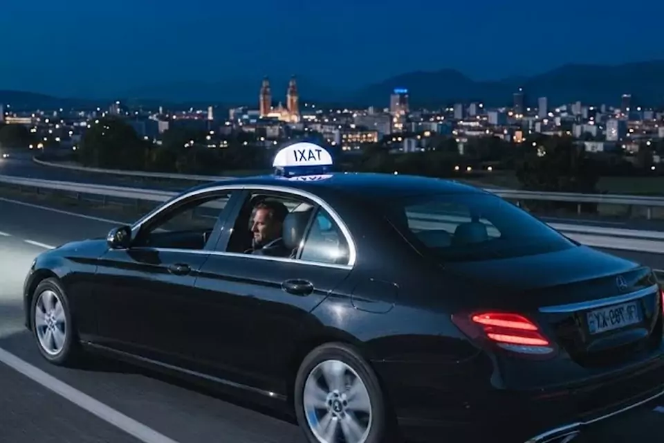 Taxi Lille Versailles : berline noire de taxi roulant de nuit sur l’autoroute