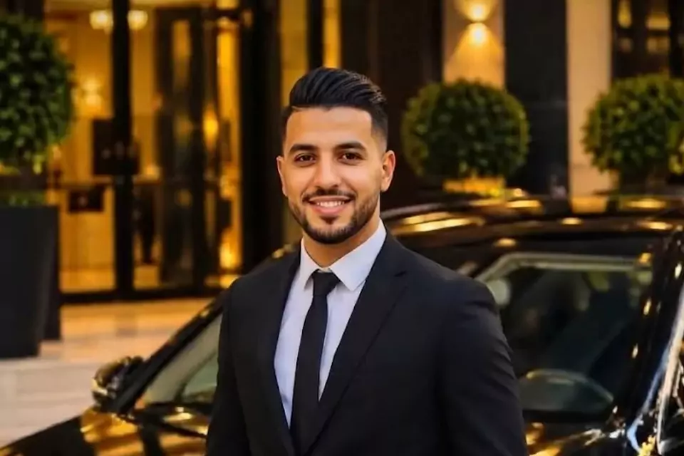 Taxi Lille Wattignies : chauffeur de taxi souriant devant sa berline noire