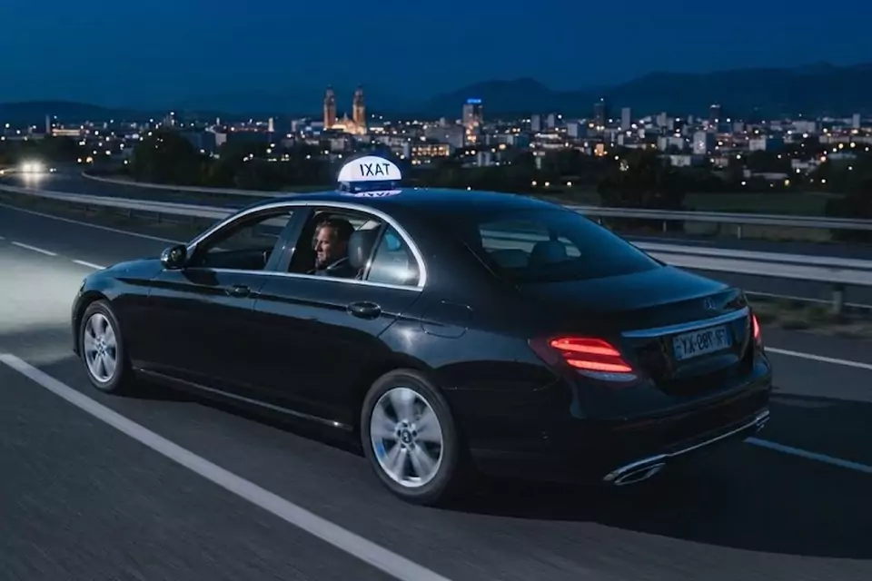 Taxi Lille Wavrin : berline noire de taxi roulant de nuit sur l’autoroute