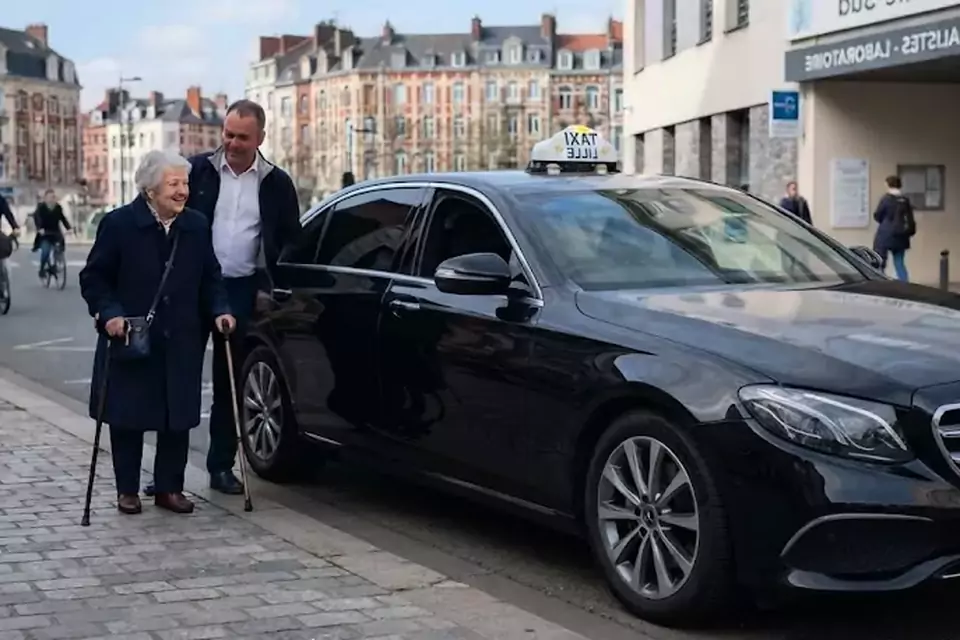 Taxi Lille Wissant : chauffeur de taxi aidant une passagère devant un centre médical